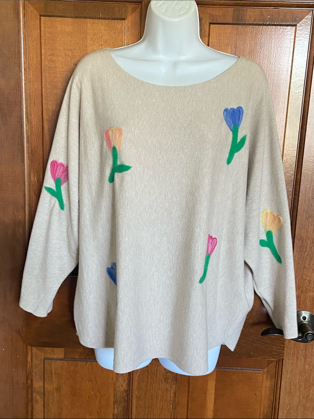 Aaeda Light weight sweater light taupe beige colorful felted tulip appliqués XL